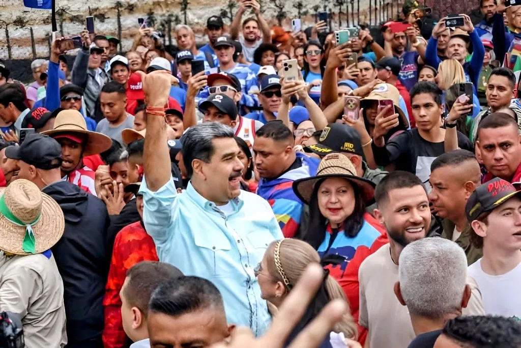 Venezuelan President Nicolás Maduro surrounded by supporters during a mass demonstration in Caracas on Wednesday, December 10, 2025. Photo: Venezuelan Presidential Press.