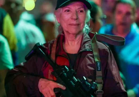 A woman holds a rifle during a security deployment in the Petare neighbourhood of Caracas, Venezuela, 15 October 2025. Photo: Rosana Silva R./file photo.