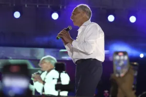 Nasry Asfura, declared president-elect of Honduras, addresses supporters on December 24, 2025. Photo: EFE.