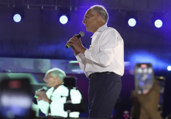 Nasry Asfura, declared president-elect of Honduras, addresses supporters on December 24, 2025. Photo: EFE.