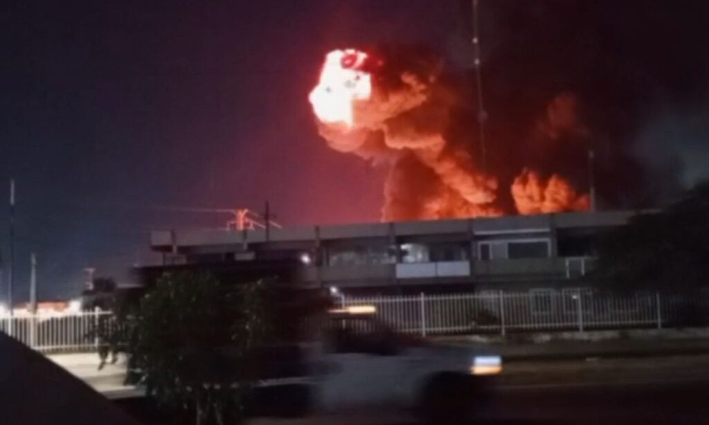 Explosion caught on video of the fire at the Primazol warehouse in Maracaibo, Zulia state, Venezuela, on December 24, 2025. Photo: La Verdad.