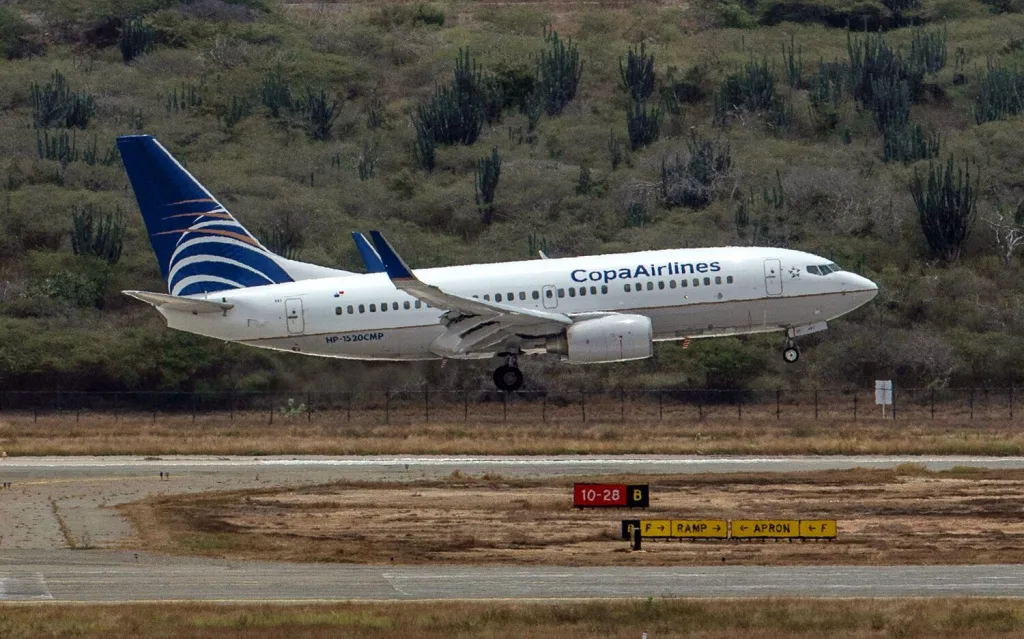 A Copa Airlines plane lands at Simón Bolívar International Airport in Maiquetía, La Guaira state, Venezuela. Photo: Carlos Becerra/Bloomberg/File photo.