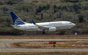 A Copa Airlines plane lands at Simón Bolívar International Airport in Maiquetía, La Guaira state, Venezuela. Photo: Carlos Becerra/Bloomberg/File photo.