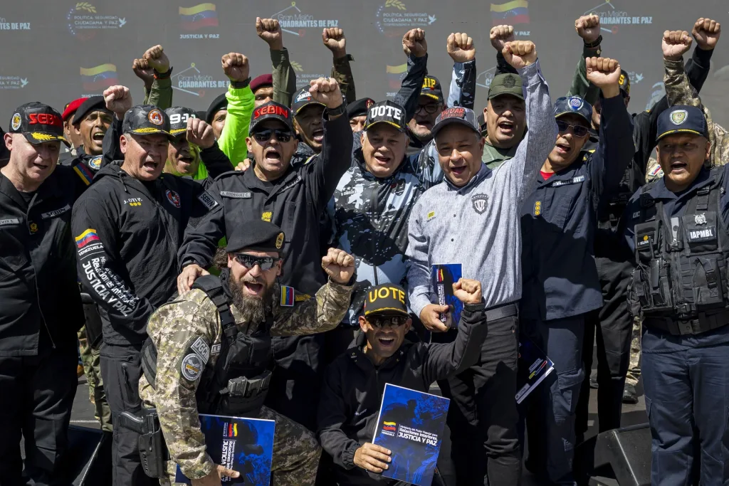Venezuelan Interior Minister Diosdado Cabello poses with the leaders of law enforcement agencies in Caracas, on Dec. 19, 2025. Photo: Miguel Gutiérrez/EFE.
