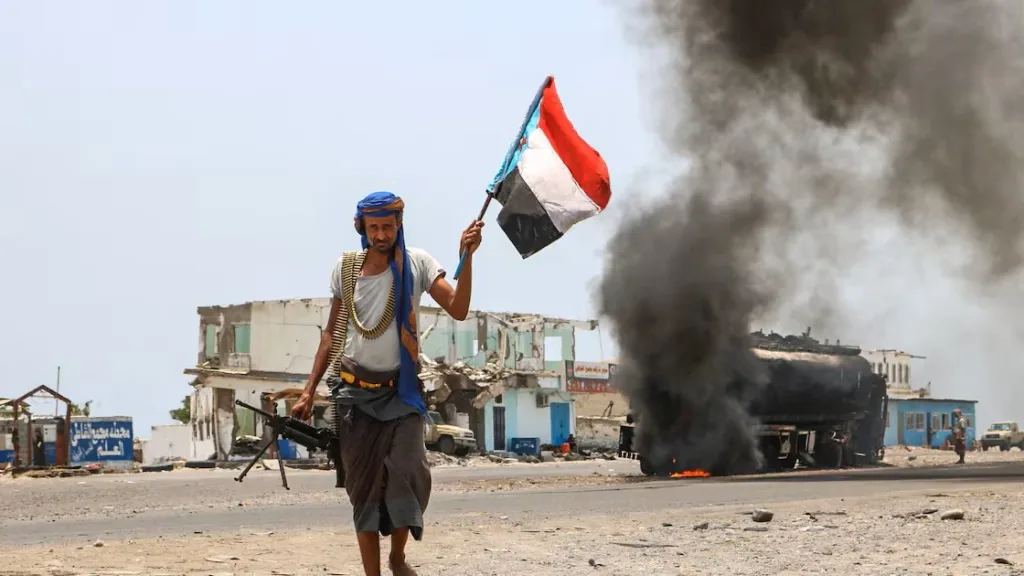 A fighter from the Security Belt Force holding a separatist flag during clashes between southern separatists and Saudi-backed government forces at the Fayush-Alam crossroads near Aden in southern Yemen on Aug. 30, 2019. Photo: Nabil Hasan/AFP.