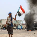 A fighter from the Security Belt Force holding a separatist flag during clashes between southern separatists and Saudi-backed government forces at the Fayush-Alam crossroads near Aden in southern Yemen on Aug. 30, 2019. Photo: Nabil Hasan/AFP.