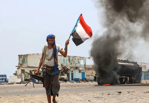 A fighter from the Security Belt Force holding a separatist flag during clashes between southern separatists and Saudi-backed government forces at the Fayush-Alam crossroads near Aden in southern Yemen on Aug. 30, 2019. Photo: Nabil Hasan/AFP.