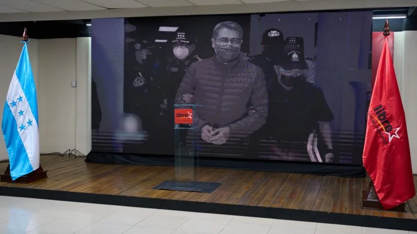 A screen displays an image of former Honduran President Juan Orlando Hernandez at a press conference of ruling Libre party presidential candidate Rixi Moncada, in Tegucigalpa, Honduras, Nov. 29, 2025. Photo: Moises Castillo/AP.