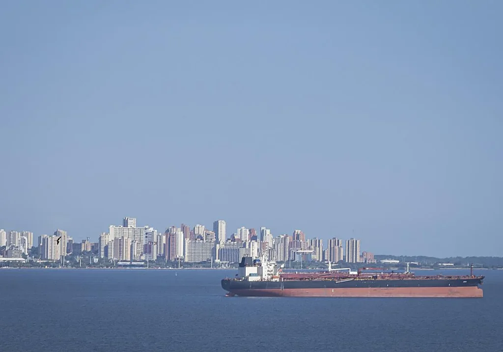 An oil tanker in the Maracaibo lake, near Cabimas, Venezuela, December 18, 2025. Photo: Henry Chirinos/EFE.