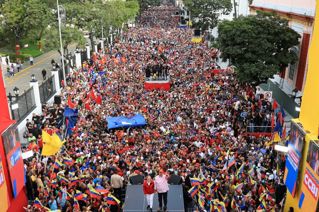 Venezuelan President Nicolas Maduro with his wife, Deputy Cilia Flores, during a massive demonstration of support in Caracas on December 1, 2025. Photo: Venezuelan Presidential Press.