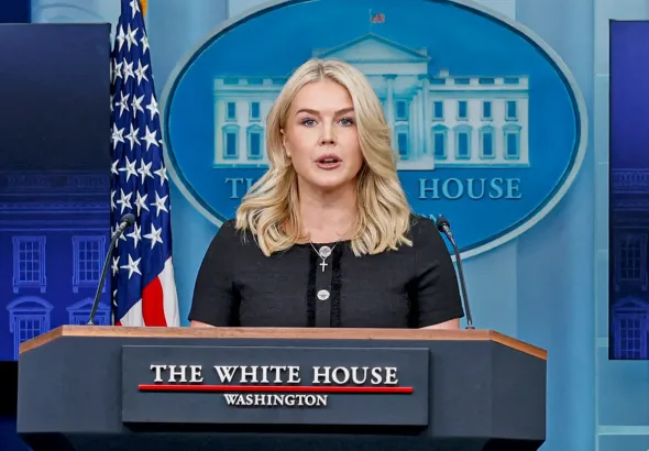 Whitehouse Spokesperson Karoline Leavitt's admission that a US army commander ordered strikes on a survivor at sea amounts to the White House confessing to a serious crime. Photo: Getty Images.