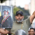 Venezuelan with a poster of President Nicolás Maduro in Caracas demanding his freedom, in one of many massive Chavista mobilizations making similar demands and condemning the US empire's January 3 attacks against Venezuela. Photo: EFE.