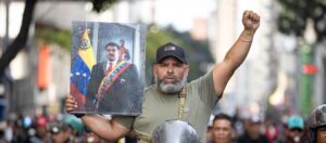 Venezuelan with a poster of President Nicolás Maduro in Caracas demanding his freedom, in one of many massive Chavista mobilizations making similar demands and condemning the US empire's January 3 attacks against Venezuela. Photo: EFE.