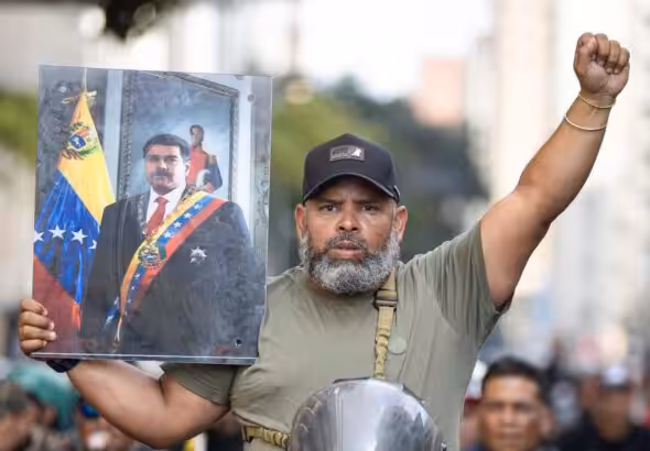 Venezuelan with a poster of President Nicolás Maduro in Caracas demanding his freedom, in one of many massive Chavista mobilizations making similar demands and condemning the US empire's January 3 attacks against Venezuela. Photo: EFE.