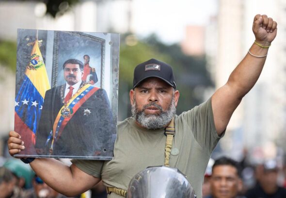 Venezuelan with a poster of President Nicolás Maduro in Caracas demanding his freedom, in one of many massive Chavista mobilizations making similar demands and condemning the US empire's January 3 attacks against Venezuela. Photo: EFE.