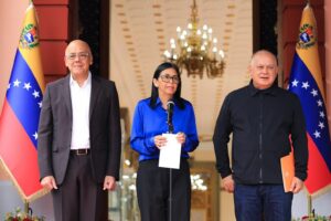 Venezuelan Acting President Delcy Rodríguez (center) next to National Assembly President Jorge Rodríguez (left) and Interior Minister Diosdado Cabello (right), giving statements to the press at Miraflores Palace in Caracas, on Wednesday, January 14, 2026. Photo: Presidential Press.