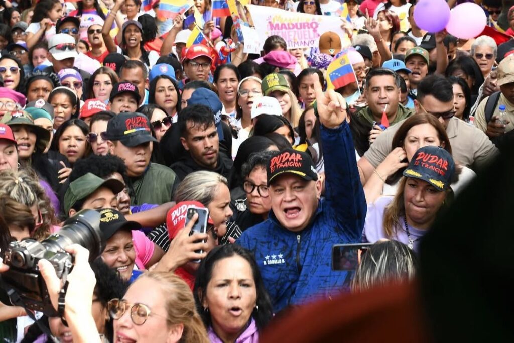 Diosdado Cabello among the crowd during the Women's March held in Caracas on January 6, 2026 in defense of Venezuelan peace, self-determination, and sovereignty and for the return of President Nicolás Maduro and First Lady Cilia Flores. Photo: Instagram/@mazo4f.