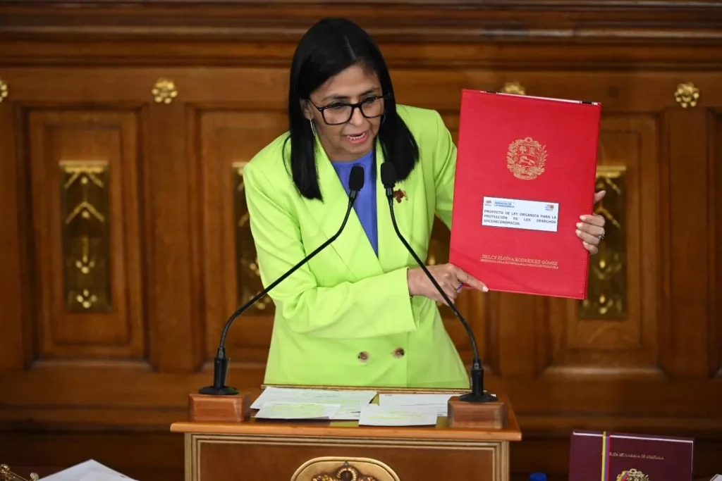 Venezuelan Acting President Delcy Rodríguez holds the draft reform bill of the Organic Law of Hydrocarbons, January 22, 2026. Photo: Presidential Press.