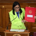 Venezuelan Acting President Delcy Rodríguez holds the draft reform bill of the Organic Law of Hydrocarbons, January 22, 2026. Photo: Presidential Press.