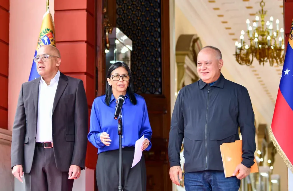 Venezuelan Acting President Delcy Rodríguez (center), accompanied by National Assembly President Jorge Rodríguez (left) and Interior Minister Diosdado Cabello (right), holds a press conference, Caracas, Venezuela, January 14, 2026. Photo: Ding Hongfa/Xinhua News.
