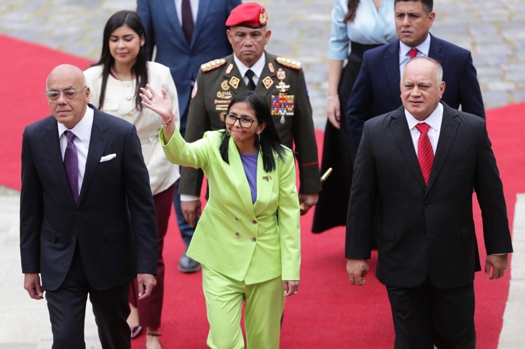 Venezuelan Acting President Delcy Rodríguez enters the National Assembly, escorted by its President Jorge Rodríguez and Interior Minister Diosdado Cabello, to deliver the annual message to the nation on Thursday, January 15, 2026. Photo: Ronald Peña R./EFE.