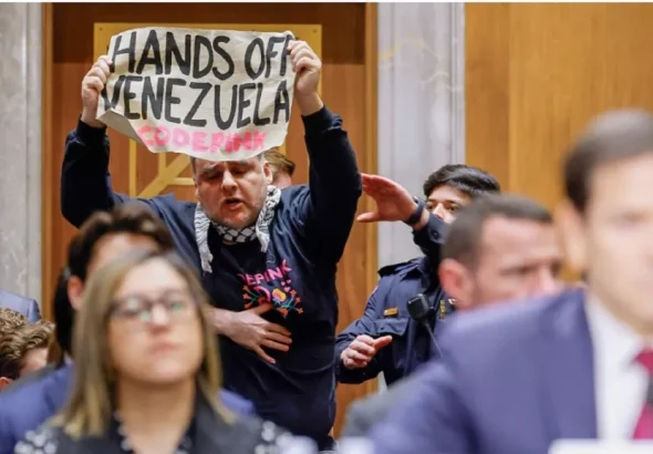 Brave protestor decries US war crimes at Senate hearing. Photo: RT.