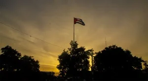 Cuban flag waving at sunset. Photo: @minint_cuba.