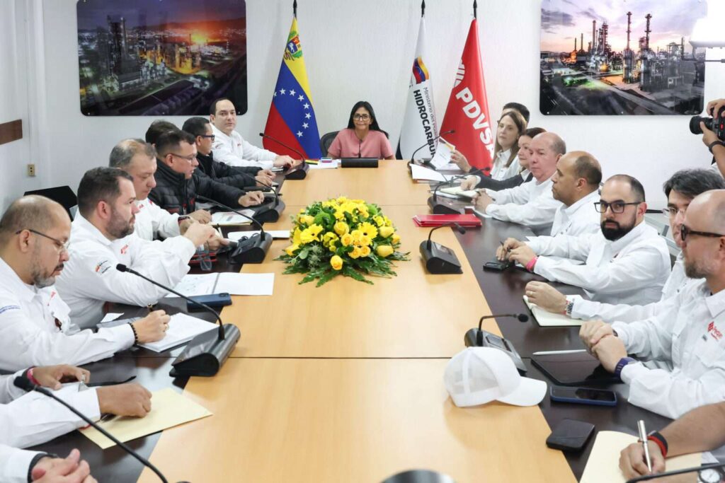 Acting President Rodríguez meets with oil sector officials to outline strategies to increase oil production. Photo: Presidential Press Office.