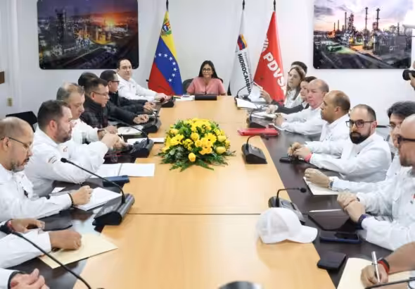 Acting President Rodríguez meets with oil sector officials to outline strategies to increase oil production. Photo: Presidential Press Office.