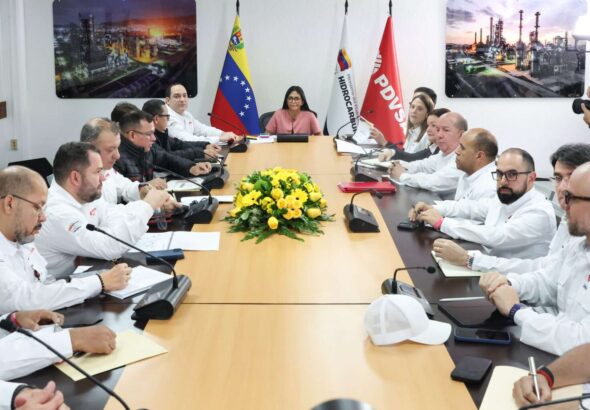 Acting President Rodríguez meets with oil sector officials to outline strategies to increase oil production. Photo: Presidential Press Office.