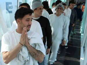 Venezuelan migrants exiting a repatriation flight on January 23, 2026, showing the happiness and relief in their faces. Photo: IG/@minjusticia_ve.