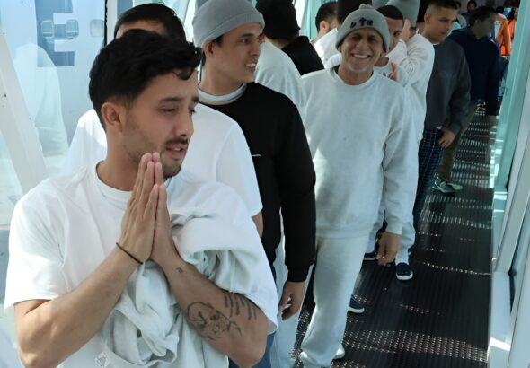 Venezuelan migrants exiting a repatriation flight on January 23, 2026, showing the happiness and relief in their faces. Photo: IG/@minjusticia_ve.