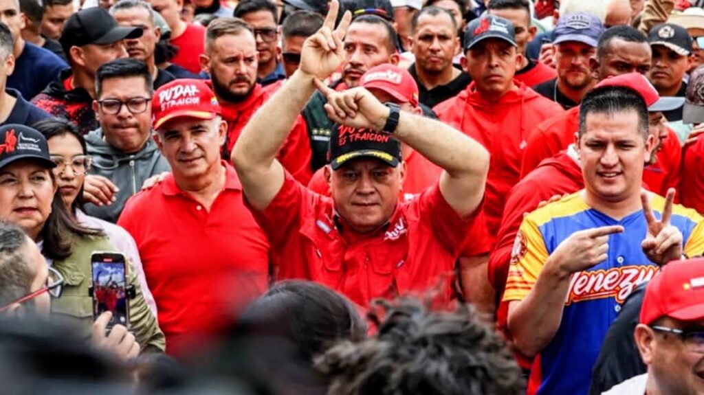 PSUV Secretary General Diosdado Cabello making the victory sign, popularized in Venezuela after the US kidnapping of President Maduro, during a massive Chavista demonstration on January 23, 2026. Photo: Con el Mazo Dando.