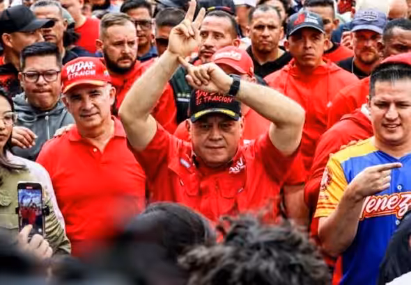 PSUV Secretary General Diosdado Cabello making the victory sign, popularized in Venezuela after the US kidnapping of President Maduro, during a massive Chavista demonstration on January 23, 2026. Photo: Con el Mazo Dando.