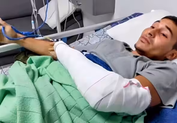 Lieutenant Pedro Sarmiento, from Venezuela's Presidential Honor Guard, tells Telesur about his experience resisting the January 3 US military aggression. Photo: Screenshot of Telesur's footage.