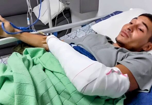 Lieutenant Pedro Sarmiento, from Venezuela's Presidential Honor Guard, tells Telesur about his experience resisting the January 3 US military aggression. Photo: Screenshot of Telesur's footage.