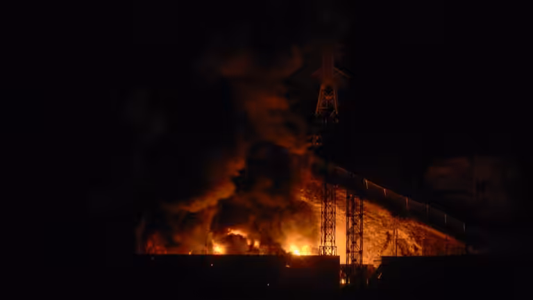 Fire at the Tiuna Fort, Venezuela's largest military complex, after US bombardment on the early morning of January 3, 2026. Photo: VCG.