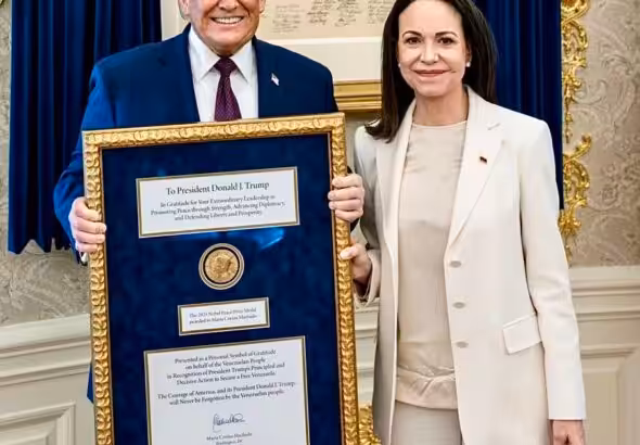 Venezuelan far-right politician María Corina Machado hands over her Nobel Peace Prize to US President Donald Trump in White House, Washington DC, January 15, 2026. Photo: EFE.
