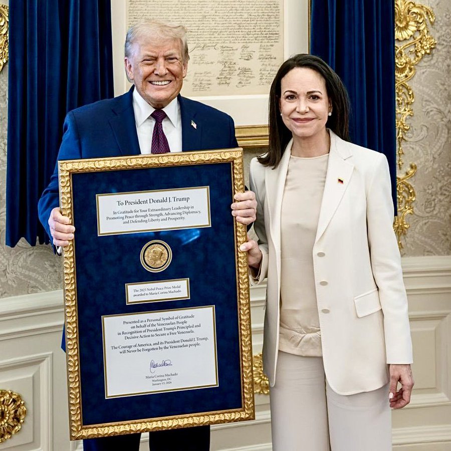 Venezuelan far-right politician María Corina Machado hands over her Nobel Peace Prize to US President Donald Trump in White House, Washington DC, January 15, 2026. Photo: EFE.