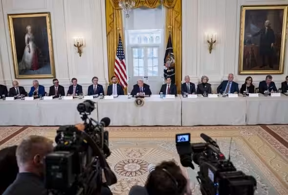 US President Trump's meeting with a group of energy companies from the United States and other countries, including ExxonMobil and Chevron. Photo: EFE.