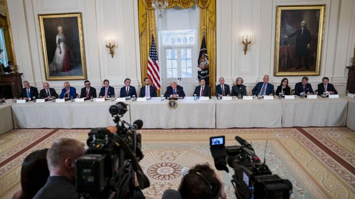 US President Trump's meeting with a group of energy companies from the United States and other countries, including ExxonMobil and Chevron. Photo: EFE.