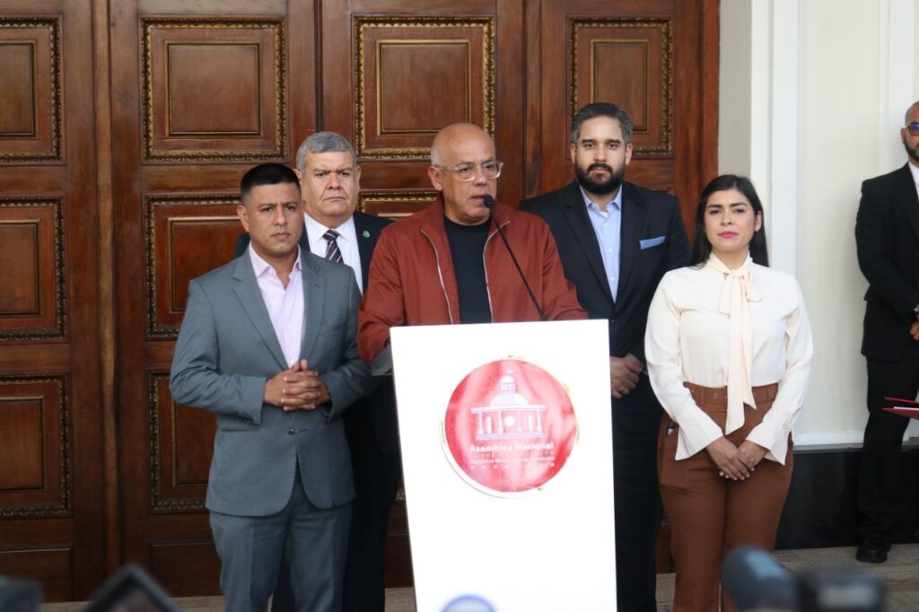 The president of the National Assembly, Jorge Rodríguez, along with members of the parliament's Advisory Commission. Photo: National Assembly.