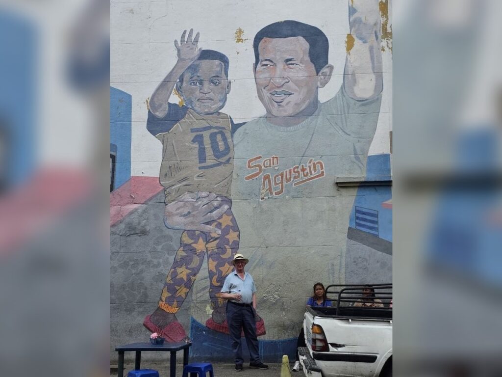 Craig Murray in front of a Chavista mural. Photo: Craig Murray.