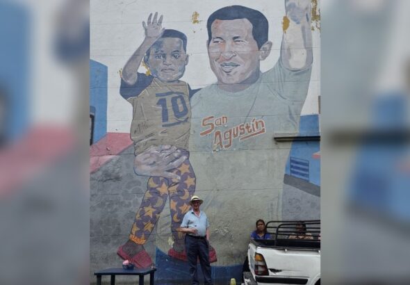 Craig Murray in front of a Chavista mural. Photo: Craig Murray.