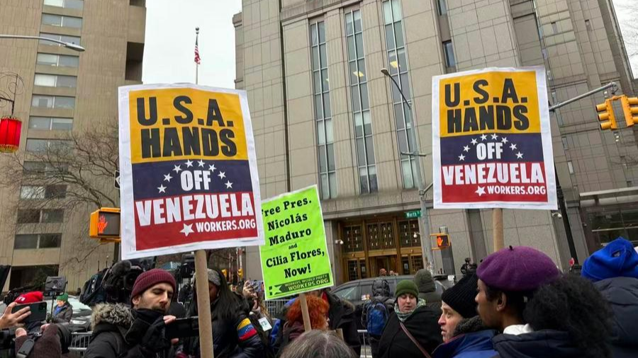 People protesting outside a courthouse, which Venezuelan President Nicolas Maduro is brought to, in New York, the United States, January 5, 2026. Photo: Xinhua.