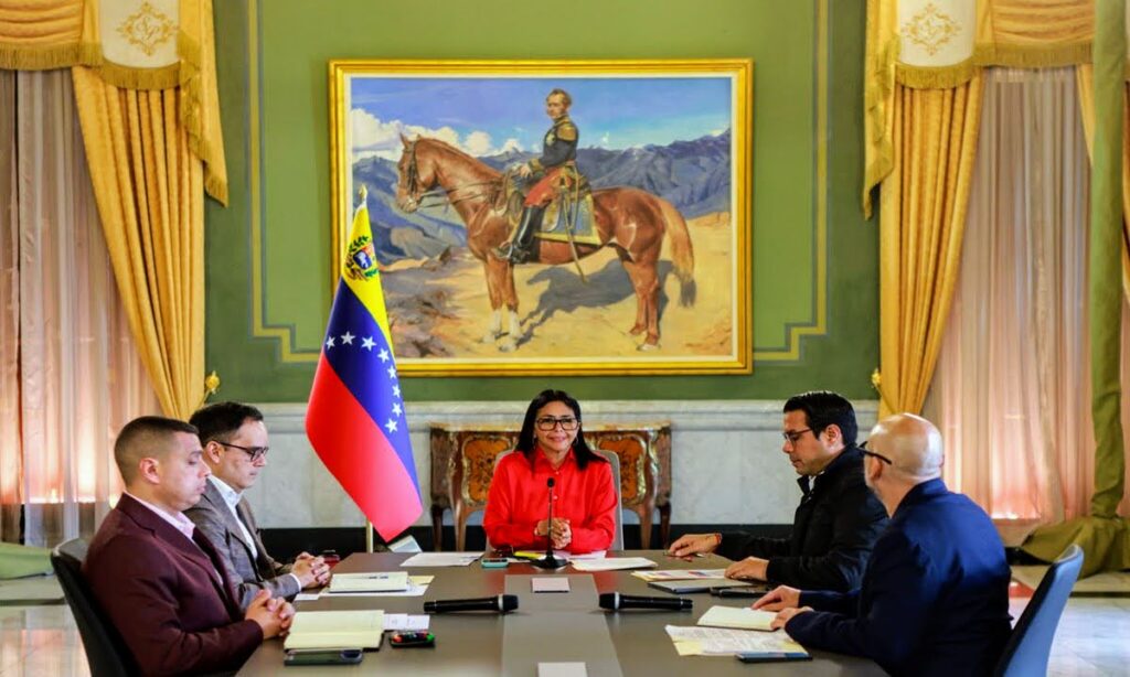 Delcy Rodríguez presided over the meeting of the Mining and Basic Industries Sector, announcing plans for steel production, bauxite, and housing. Photo: Venezuelan Presidential Press.