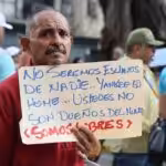 A man holds a sign saying: “We will not be anyone’s slaves… Yankee go home… You are not the owners of the world… We are free.” Photo: Ciudad Valencia.