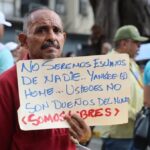 A man holds a sign saying: “We will not be anyone’s slaves… Yankee go home… You are not the owners of the world… We are free.” Photo: Ciudad Valencia.