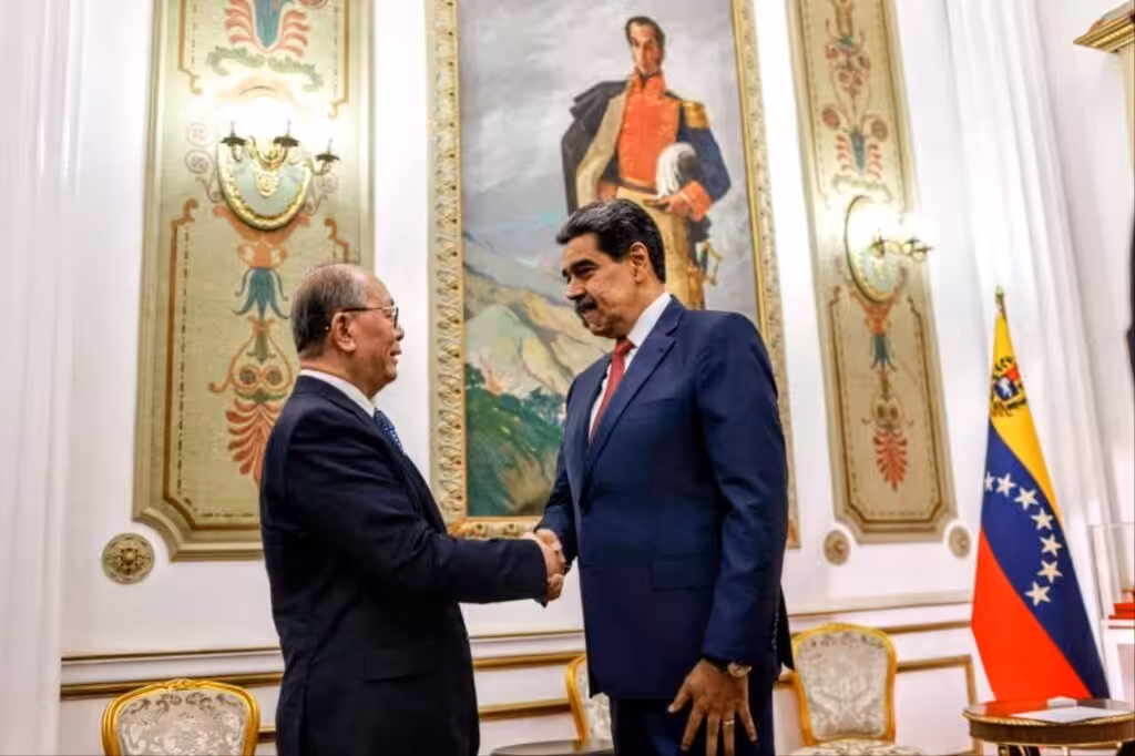The handshake between Venezuelan President Nicolás Maduro and the special envoy of President Xi Jinping, Qiu Xiaoqi. Photo: Venezuelan Presidential Press.