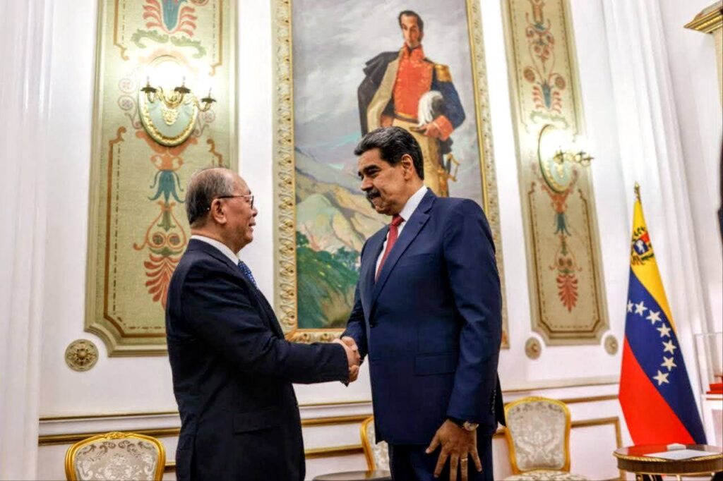 The handshake between Venezuelan President NicolĂĄs Maduro and the special envoy of President Xi Jinping, Qiu Xiaoqi. Photo: Venezuelan Presidential Press.